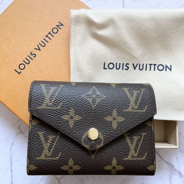 圖片 《現貨最低特價 》Louis Vuitton LV  經典Monogram老花信封式設計短夾