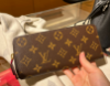 圖片 《在台現貨最低特價 》Louis Vuitton LV  經典老花拉鍊長夾 (紫紅色)