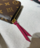 圖片 《在台現貨最低特價 》Louis Vuitton LV  經典老花拉鍊長夾 (紫紅色)