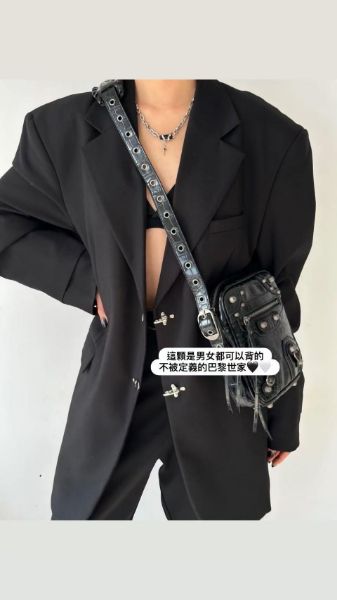 圖片 ❤️折扣囉 優惠價格 ! 巴黎世家黑色 郵差斜背包