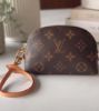 圖片 《在台現貨最低特價 》Louis Vuitton LV  經典貝殼化妝零錢包