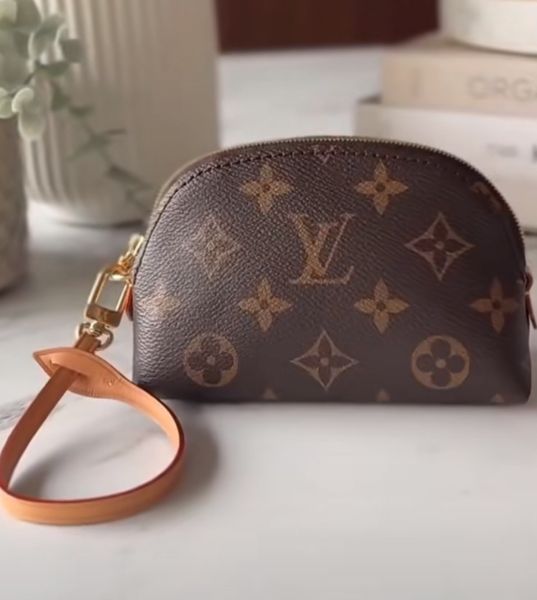 圖片 《在台現貨最低特價 》Louis Vuitton LV  經典貝殼化妝零錢包