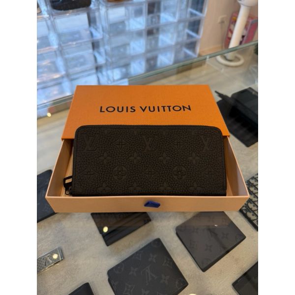 圖片 Louis Vuitton LV經典滿版黑色壓紋Logo設計 男生 男款 拉鍊 皮夾 長夾 