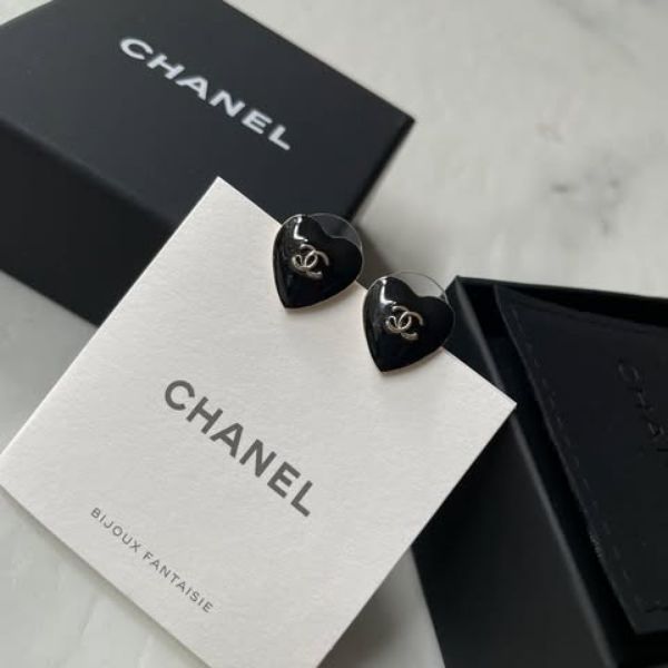 圖片 Chanel 25b 黑金愛心耳針