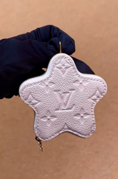 圖片 《在台現貨最低特價 》Louis Vuitton LV  星星 零錢錢包 粉色