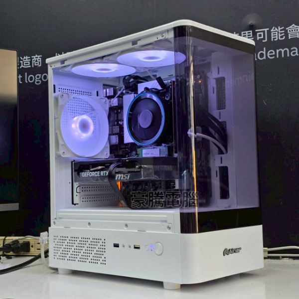 圖片 奶熊12號 INTEL Ultra 5 225 獨顯 RTX5050 8G 遊戲主機 曲面小海景房