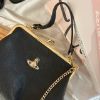 圖片 Vivienne Westwood 黑金餃子十字紋牛皮可拆卸鏈條包