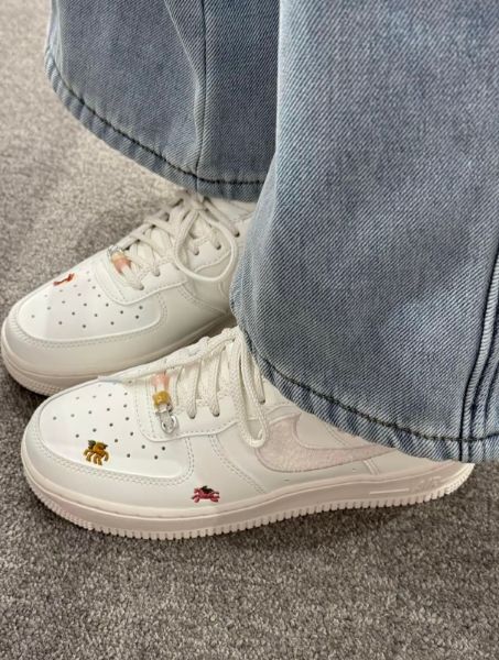 圖片 KTQ STORE 現貨 NIKE Air Force 1 紅白 2026 馬年 小馬 新年刺繡 復古 IQ1143-100