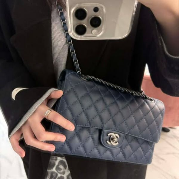 圖片 Chanel 午夜藍銀釦外縫線經典款CF25 