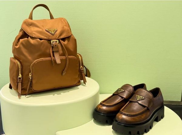 圖片 《我最便宜!全新正品》PRADA 小款 Re-Nylon 後背包 深金黃色