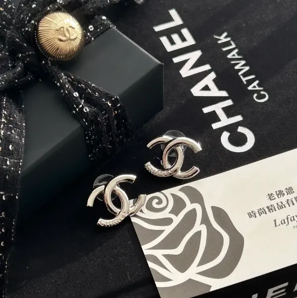 圖片 CHANEL 25P 暗紋字母LOGO雙C耳環