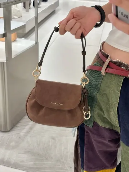 圖片 國外限定款 CHARLES & KEITH 小CK 褶皺 麂皮絨 馬鞍包