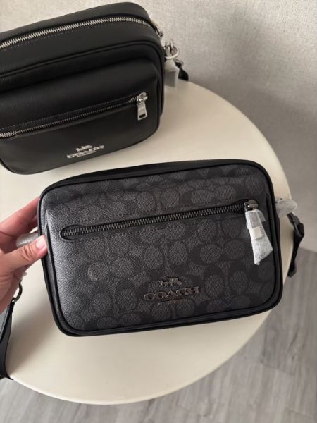 圖片 COACH Elias 前拉鏈滿版老花相機包