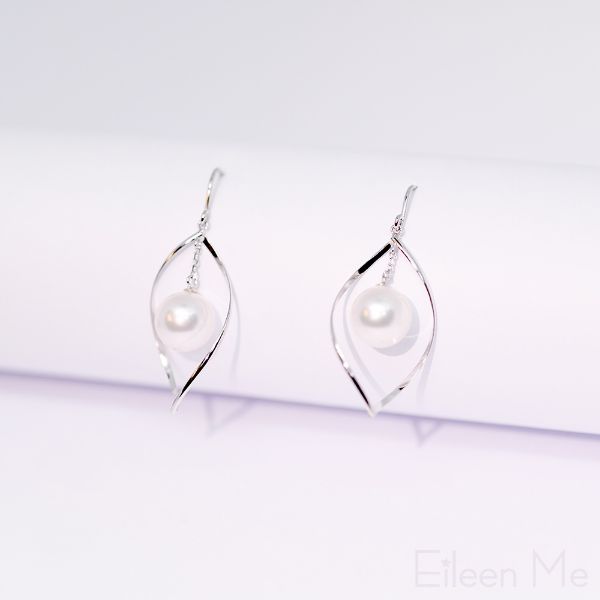 圖片 【ISOWA】湖心 8.5mm AKOYA珍珠 天然珍珠 流線造型 垂墜耳環 18K金耳針