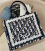 圖片 《在台現貨最低特價  最新》Dior Book Tote 附肩背帶迷你托特包 (藍色 Dior Oblique 刺繡搭配白色蕾絲)