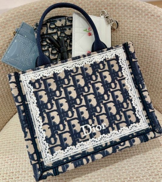 圖片 《在台現貨最低特價  最新》Dior Book Tote 附肩背帶迷你托特包 (藍色 Dior Oblique 刺繡搭配白色蕾絲)