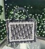 圖片 《在台現貨最低特價  最新》Dior Book Tote 附肩背帶迷你托特包 (藍色 Dior Oblique 刺繡搭配白色蕾絲)