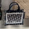 圖片 《在台現貨最低特價  最新》Dior Book Tote 附肩背帶迷你托特包 (藍色 Dior Oblique 刺繡搭配白色蕾絲)