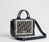 圖片 《在台現貨最低特價  最新》Dior Book Tote 附肩背帶迷你托特包 (藍色 Dior Oblique 刺繡搭配白色蕾絲)