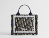 圖片 《在台現貨最低特價  最新》Dior Book Tote 附肩背帶迷你托特包 (藍色 Dior Oblique 刺繡搭配白色蕾絲)