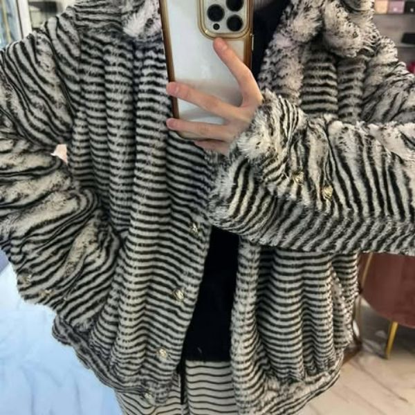 圖片 Chanel 馬術系列秀款斑馬皮草