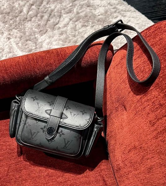 圖片 《在台現貨最低特價  最新》Louis Vuitton LV Cargo 午夜黑武士多用途包
