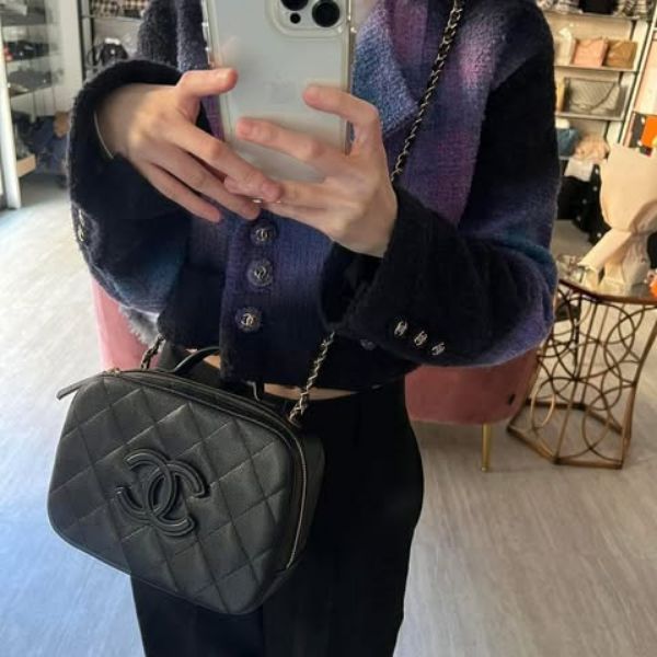 圖片 Chanel 23p黑金魚子醬荔枝手柄化妝包