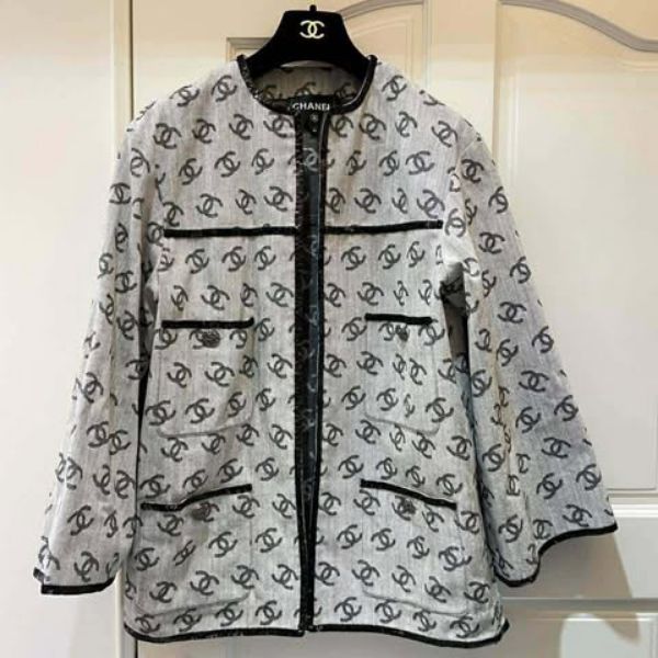 圖片 Chanel 22s灰牛仔亮片刺繡滿logo 拉鍊外套
