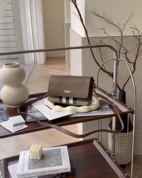 圖片 【BURBERRY】經典格紋牛皮小郵差包 咖色