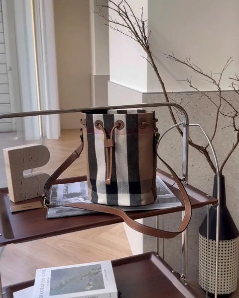 圖片 【BURBERRY】格紋抽繩水桶包 棕色