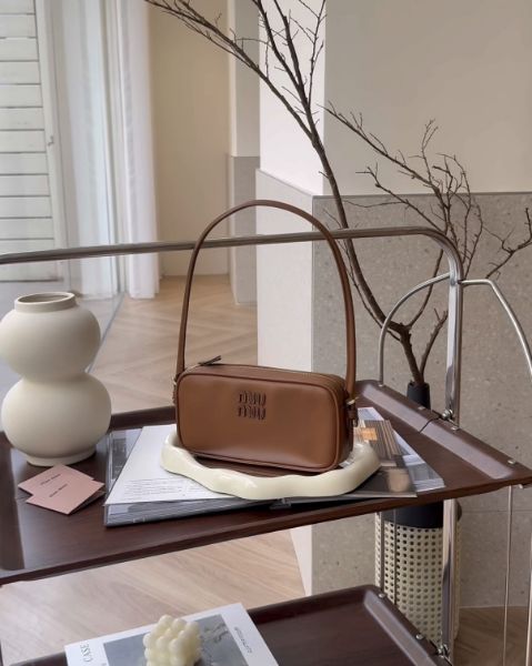 圖片 【MIUMIU】皮革腋下包 焦糖色