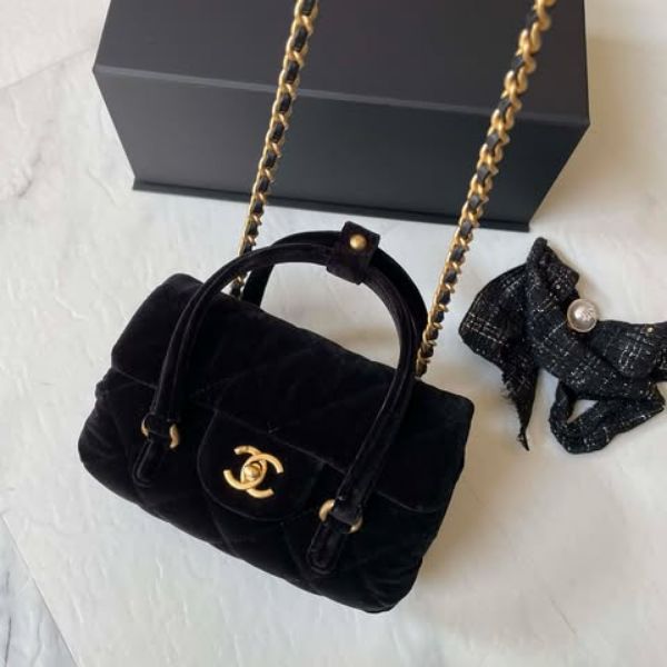 圖片 Chanel Vic 年度禮 黑金絲絨圓筒包