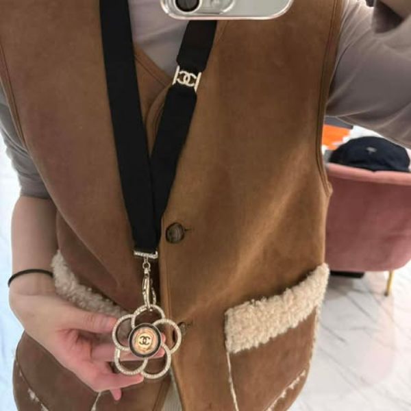 圖片 Chanel 秀款水鑽山茶花掛繩