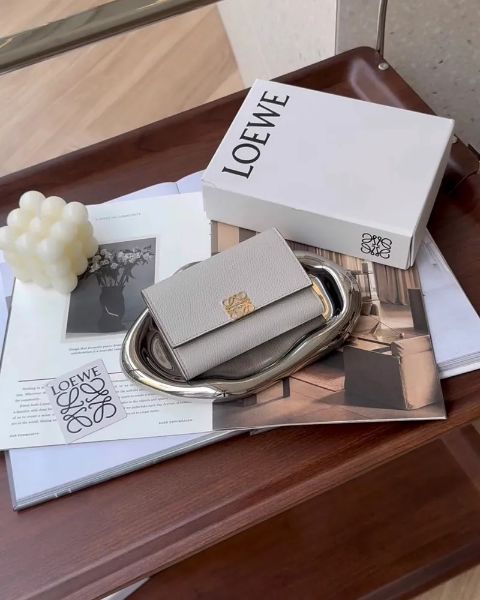 圖片 【LOEWE】 鵝卵石紋小牛皮三折短夾 淺灰色