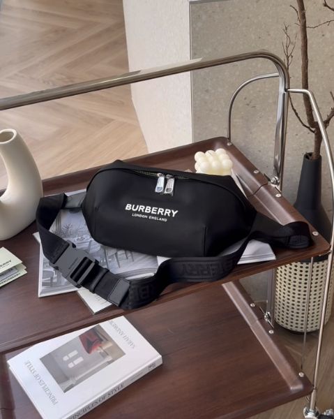 圖片 【BURBERRY】印花LOGO尼龍腰包 黑色