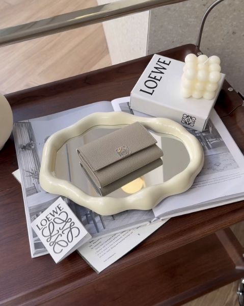 圖片 【LOEWE】卵石紋小牛皮三折短夾 CLAY黏土色