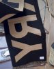 圖片 【BURBERRY】字母LOGO雙面圍巾 黑/棕色