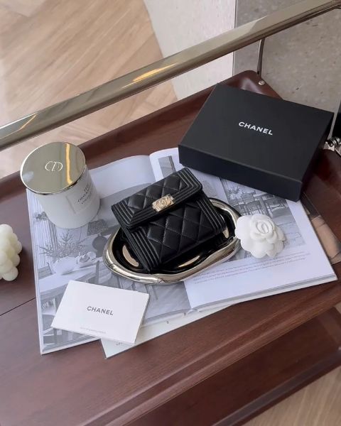 圖片 【CHANEL】荔枝BOY 三折短夾 背拉款 黑淡金(亮面LOGO)