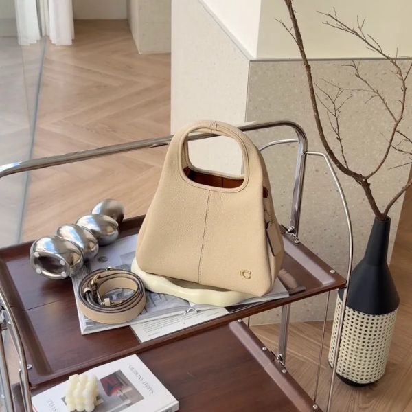 圖片 【COACH】LANA 23菜籃子 象牙白