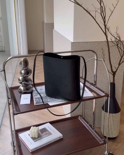 圖片 【CELINE】小牛皮革LOGO水桶包 黑色