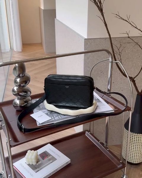 圖片 【CELINE】凱旋門壓紋牛皮斜跨包 黑色