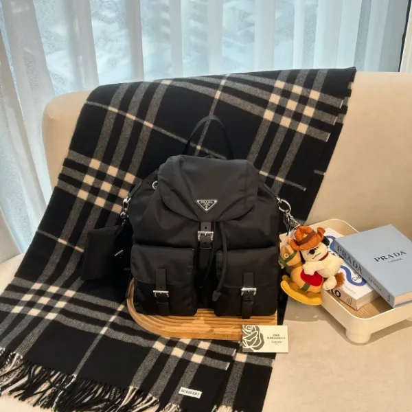 圖片 PRADA Re-Nylon 中號黑色尼龍後背包