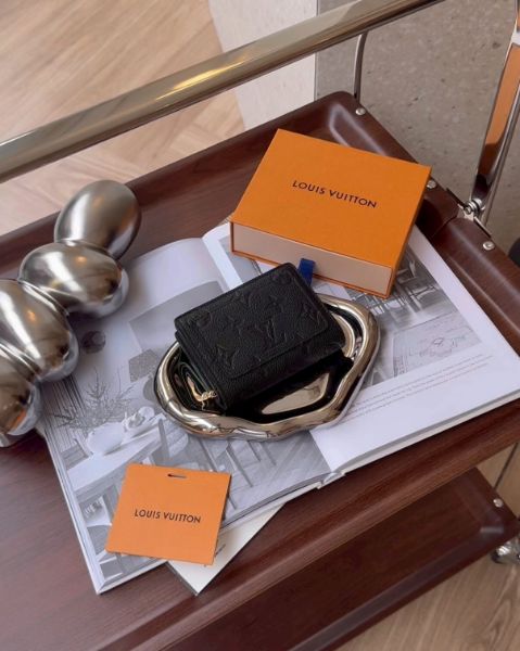 圖片 【LV】CLEA 拉鍊對開短夾 黑色 M80151