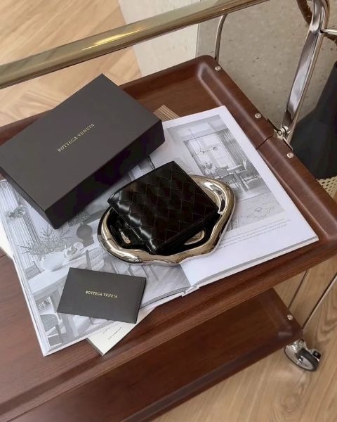 圖片 【BV】油蠟編織內八卡雙折短夾 黑色