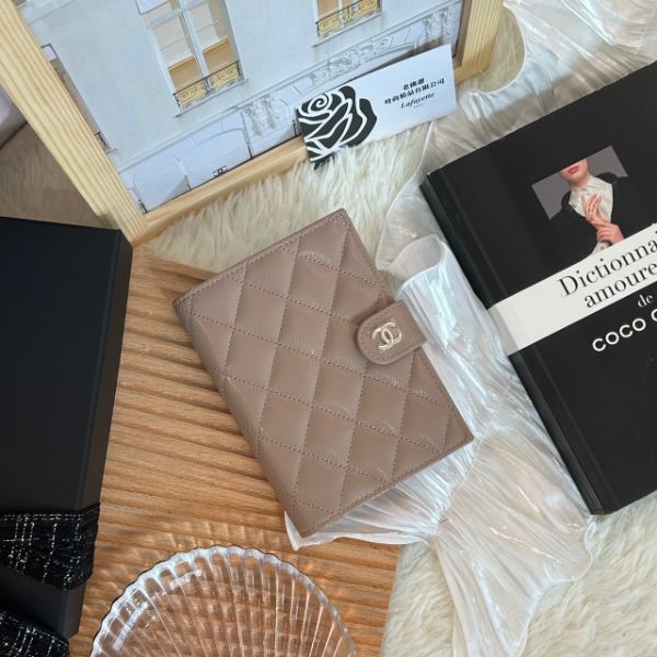 圖片 CHANEL 26C 淺奶茶金釦荔枝牛皮護照夾