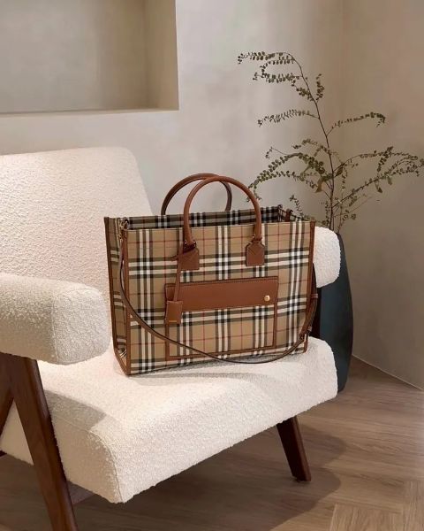 圖片 【BURBERRY】FREYA 中號托特包 典藏米色/石楠木棕色