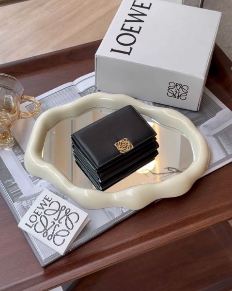 圖片 【LOEWE】亮面小牛皮 PUFFER 三折短夾 黑金