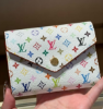 圖片 《在台現貨最低特價  最新》Louis Vuitton LV x TM Victorine 白三彩信封式短夾
