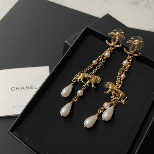 圖片 Chanel 22a獅子珍珠垂墜耳針