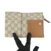 圖片 Gucci GG Emblem 光面皮革對折短夾(826718-米/棕)